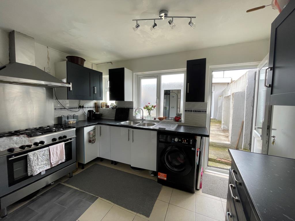 Lot: 129 - FREEHOLD RESIDENTIAL INVESTMENT FOUR-BEDROOM HOUSE AND TWO STUDIOS - Kitchen with access to garden